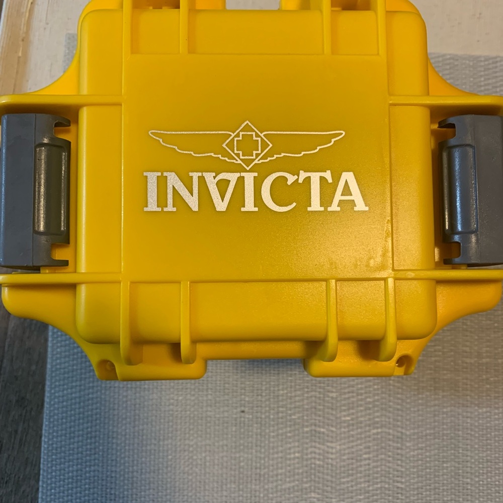 Invicta specialty Mens Model 21442 with yellow collectors case - Picture 4 of 11